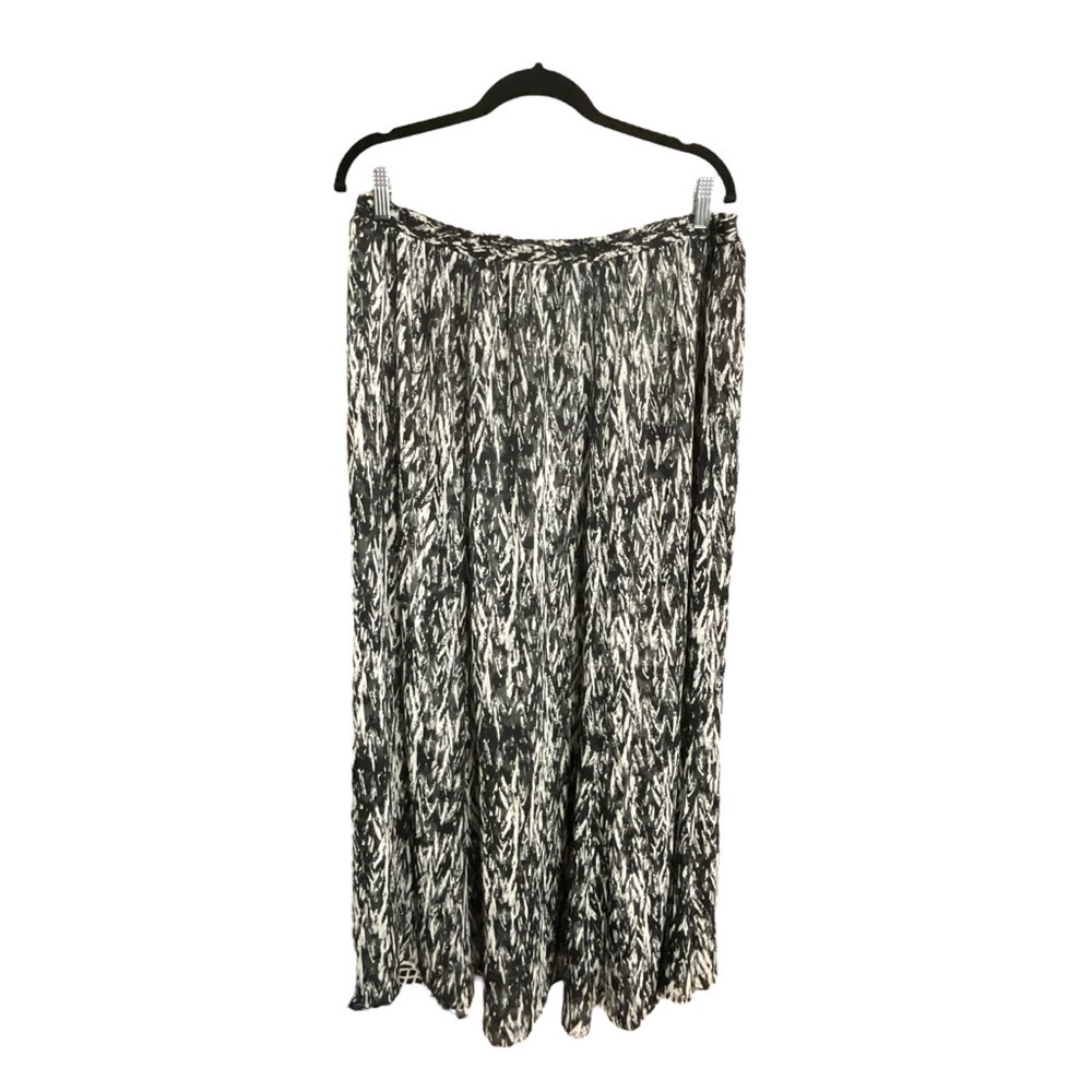 Maggie Barnes Black and White Reversible Skirt‎